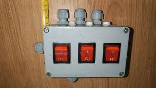Caja Aluminio con 3 Interruptores
