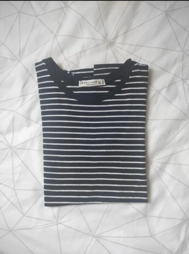 Camiseta Stradivarius rayas azul marino y blancas