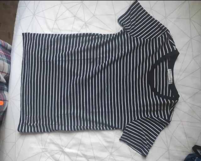 Camiseta Stradivarius rayas azul marino y blancas