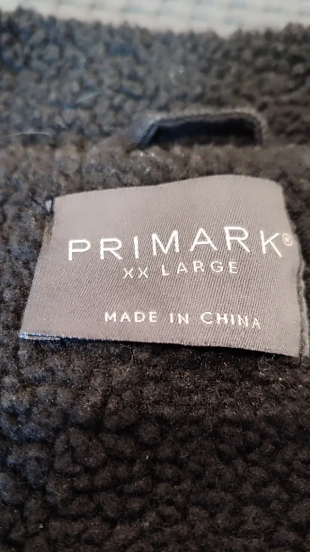 Primark XXL Chaqueta Negra vaquera, forrada.