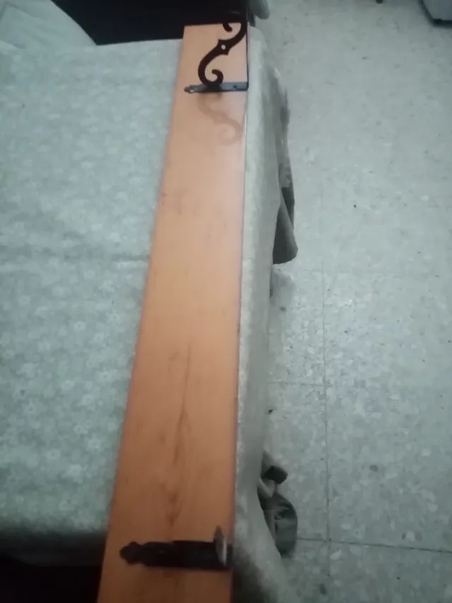 Estantería de madera con soportes