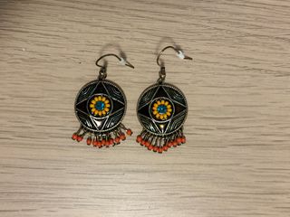 Pendientes étnicos con abalorios naranjas
