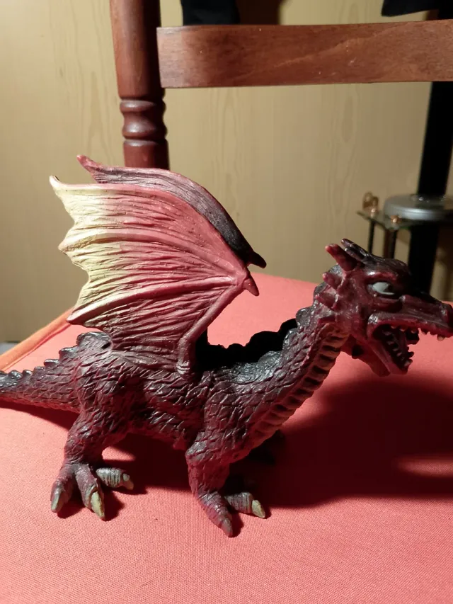 Dragón de plástico duro, con dos cabezas.