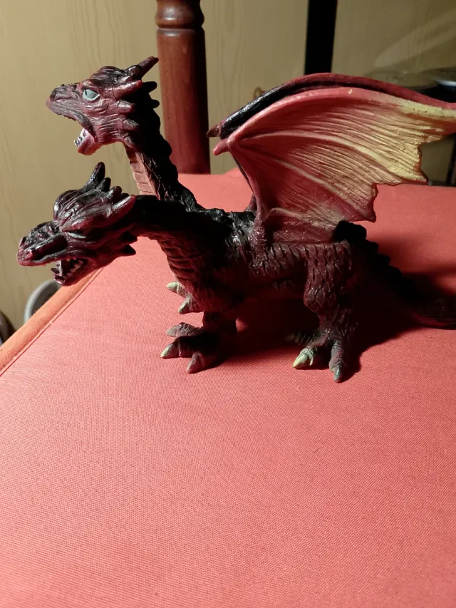Dragón de plástico duro, con dos cabezas.