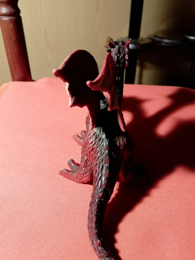 Dragón de plástico duro, con dos cabezas.