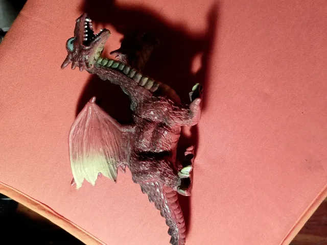 Dragón de plástico duro, con dos cabezas.