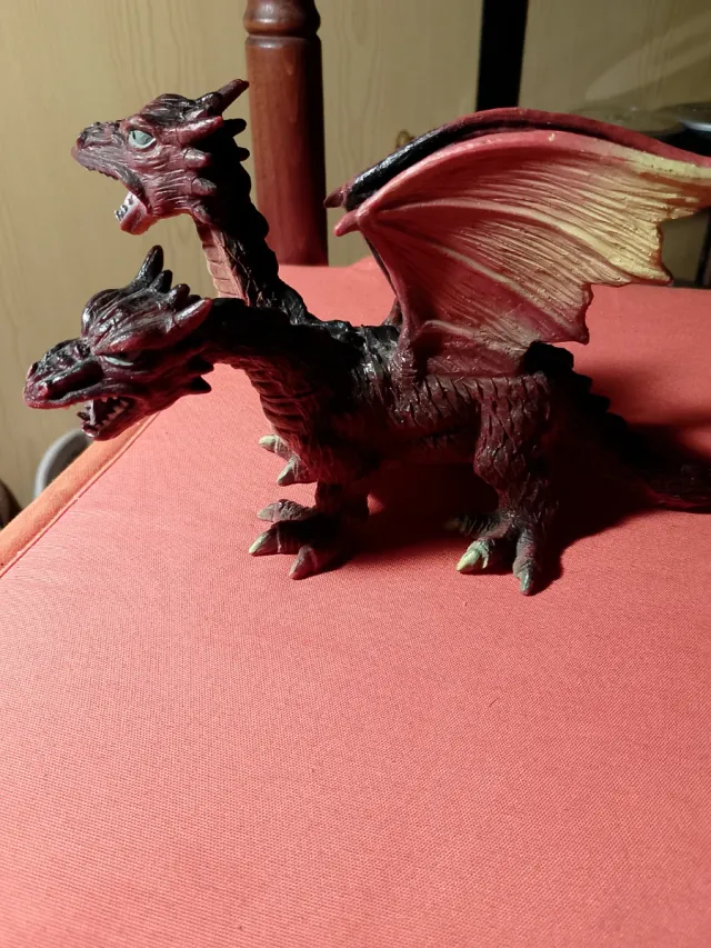Dragón de plástico duro, con dos cabezas.