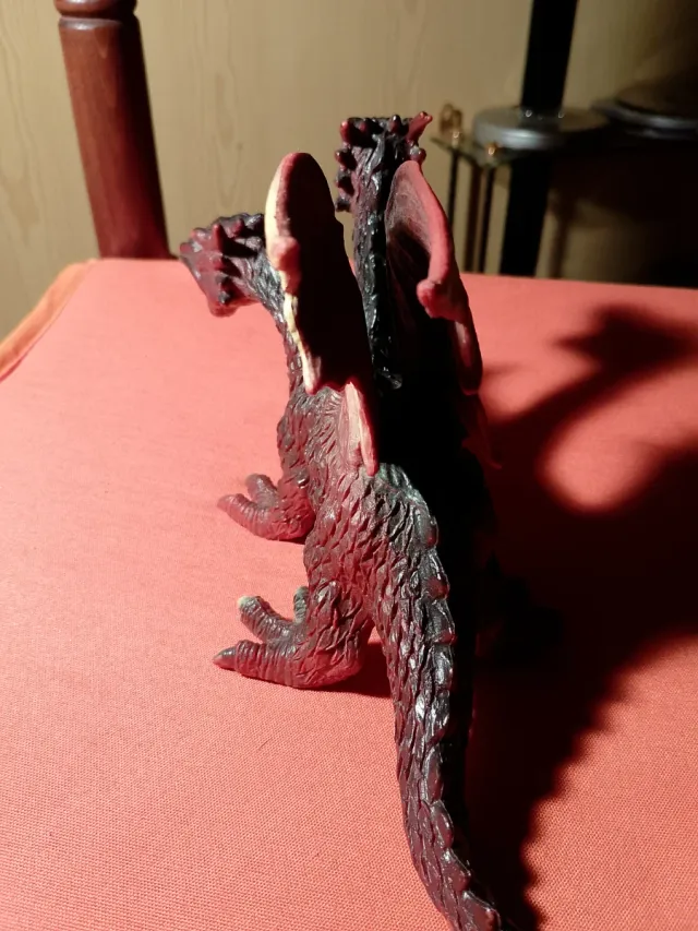 Dragón de plástico duro, con dos cabezas.