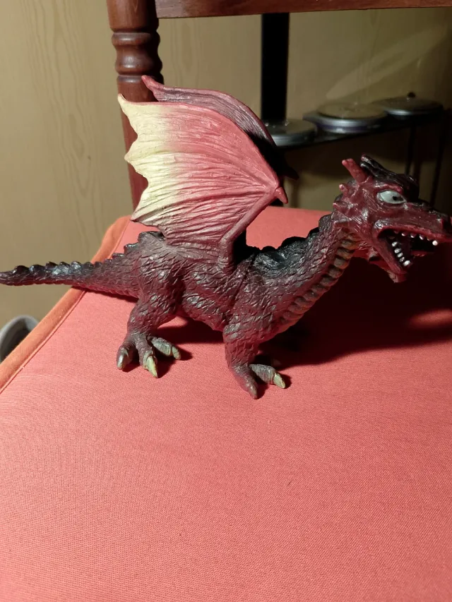 Dragón de plástico duro, con dos cabezas.