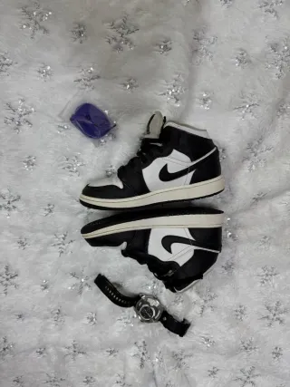 Scarpe Jordan Mid Nere e Bianche