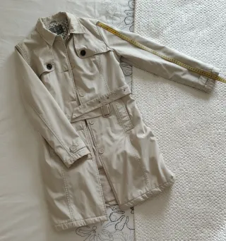 Gabardina beige con cinturón