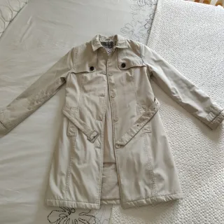 Gabardina beige con cinturón