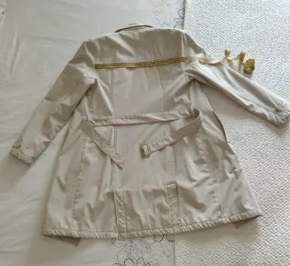 Gabardina beige con cinturón