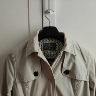 Gabardina beige con cinturón