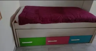 Cama infantil con cajones de colores