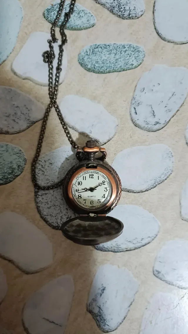 Reloj de bolsillo antiguo con cadena