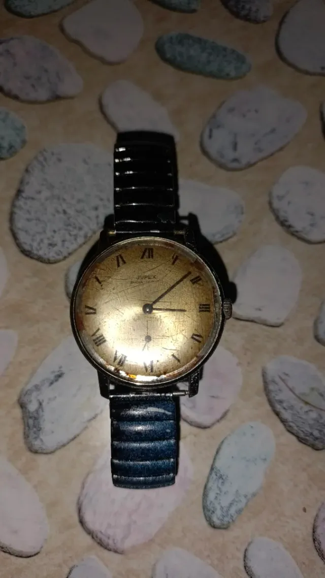 Reloj de bolsillo antiguo con cadena