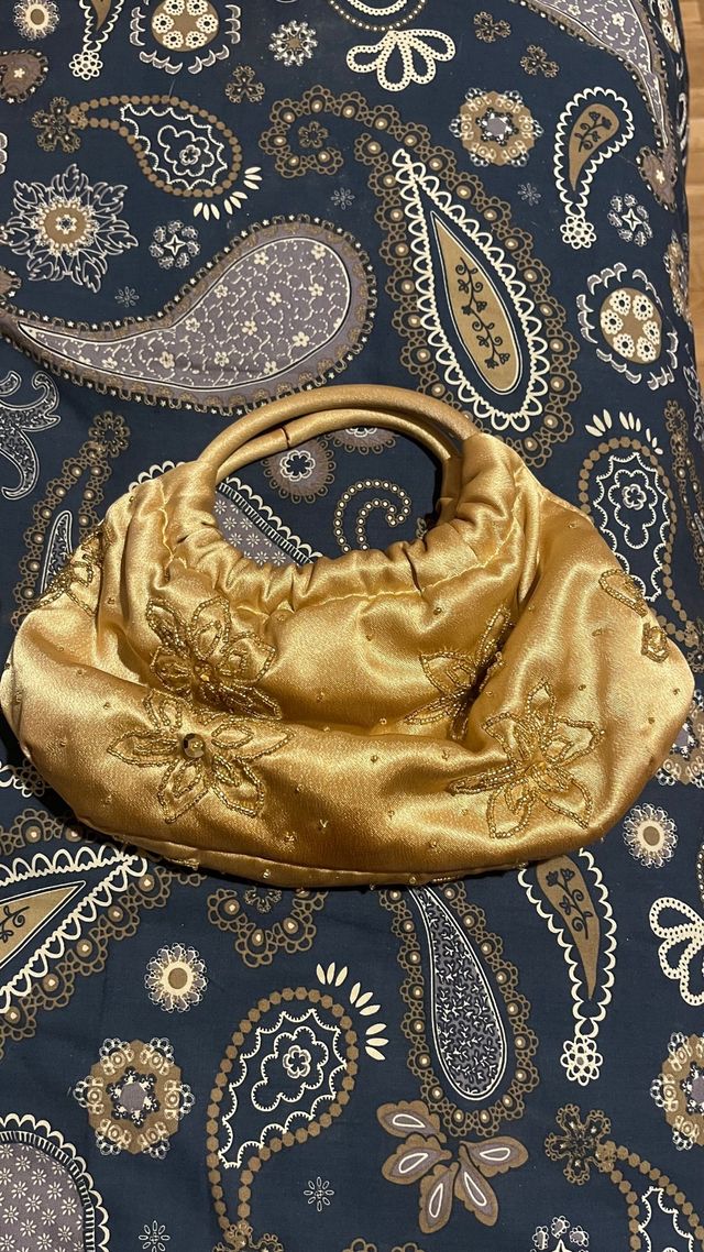 Bolso de fiesta dorado con pedrería