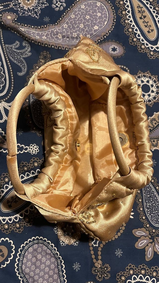 Bolso de fiesta dorado con pedrería