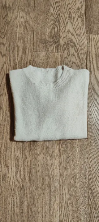 Maglione girocollo color crema da ragazza