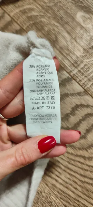 Maglione girocollo color crema da ragazza