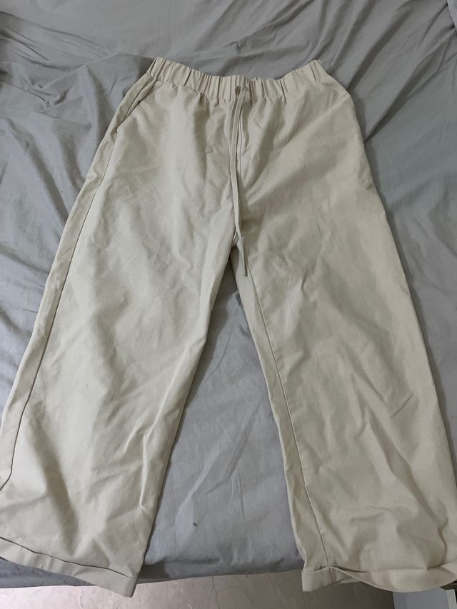 Pantalones beige anchos