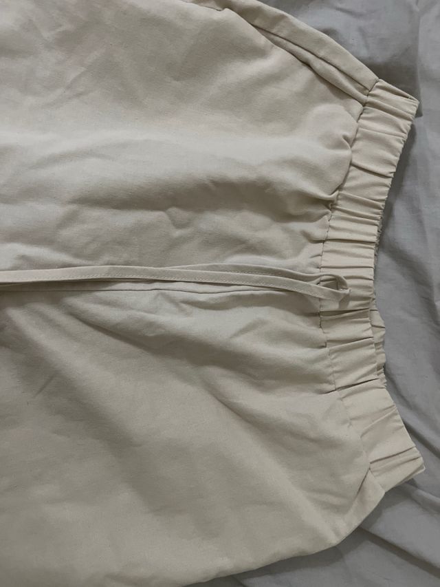 Pantalones beige anchos