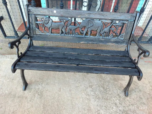 Banco jardín infantil vintage con animales