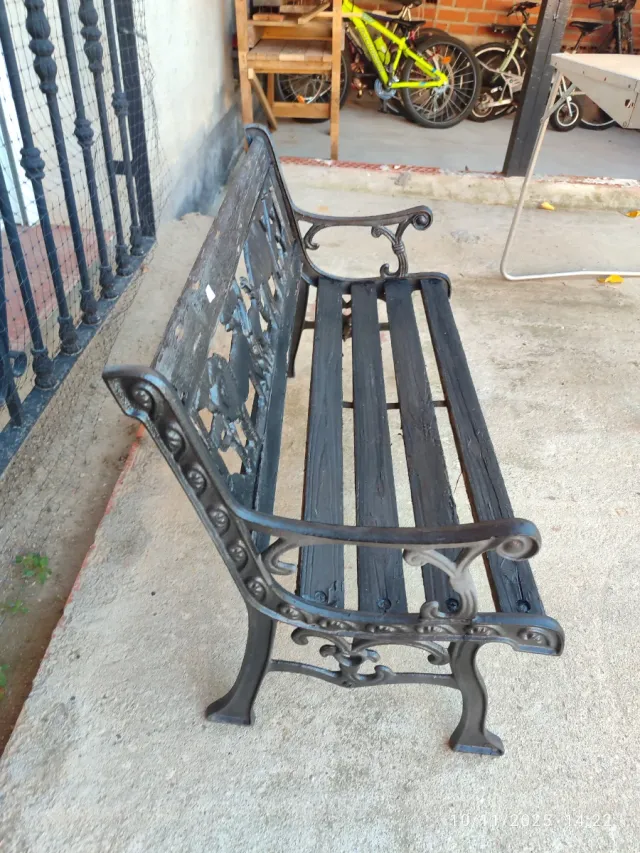 Banco jardín infantil vintage con animales