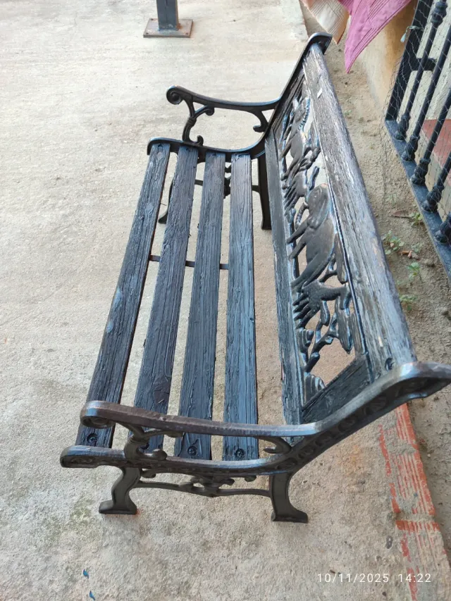 Banco jardín infantil vintage con animales
