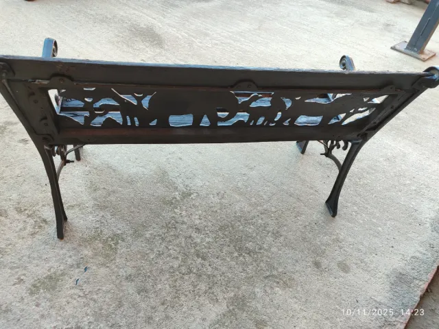 Banco jardín infantil vintage con animales