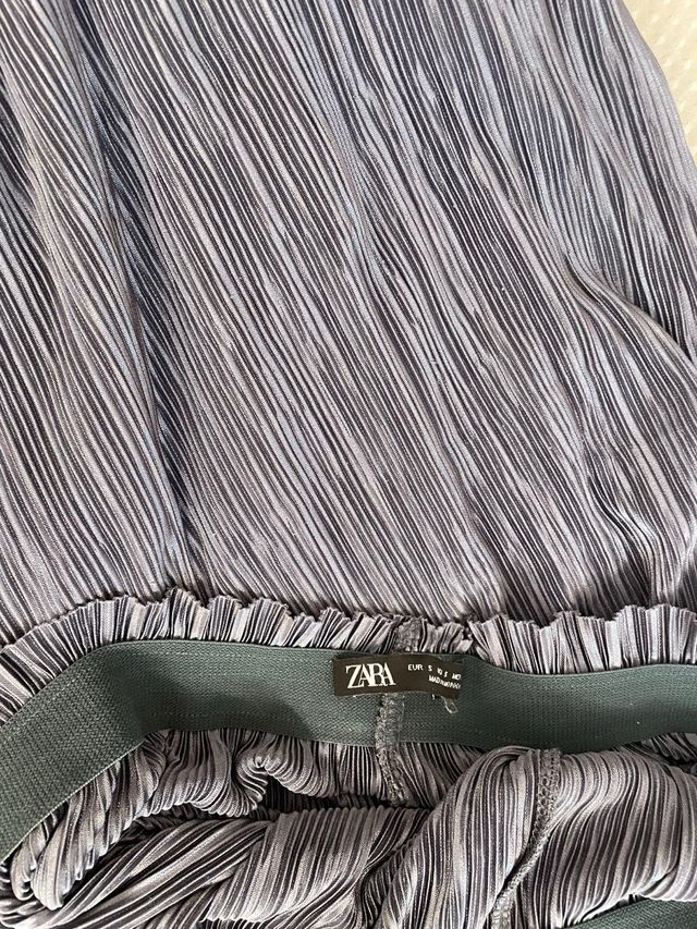 Pantalón Zara gris plisado