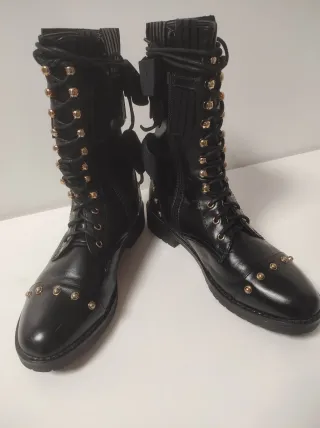 Stivali anfibi donna neri con borchie oro