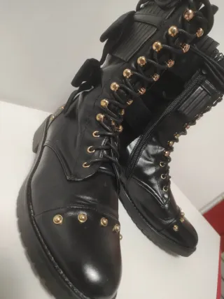 Stivali anfibi donna neri con borchie oro