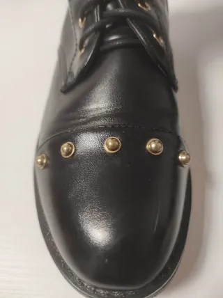 Stivali anfibi donna neri con borchie oro