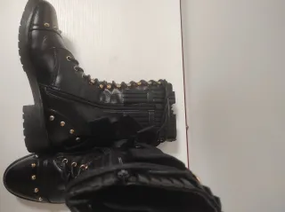 Stivali anfibi donna neri con borchie oro