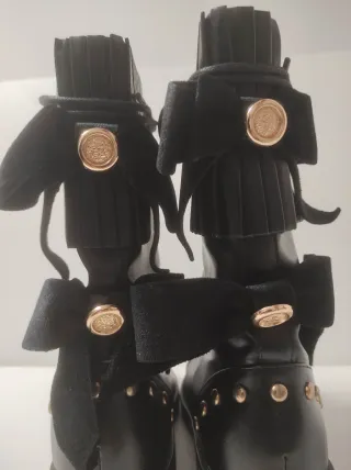 Stivali anfibi donna neri con borchie oro