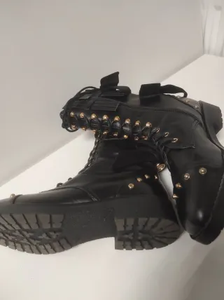 Stivali anfibi donna neri con borchie oro