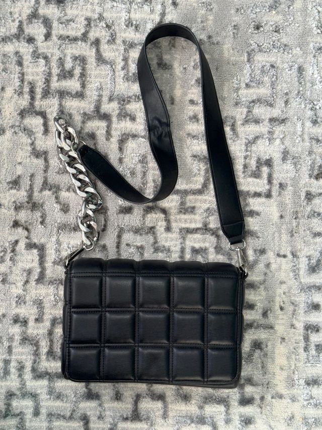 Bolso de hombro negro con cadena plateada