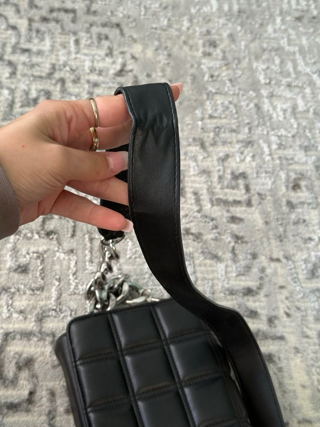 Bolso de hombro negro con cadena plateada