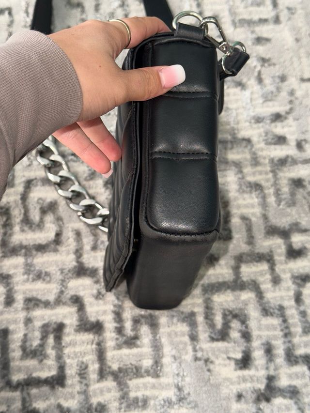 Bolso de hombro negro con cadena plateada