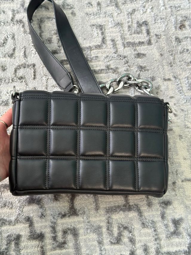 Bolso de hombro negro con cadena plateada