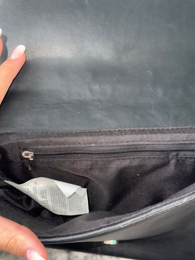 Bolso de hombro negro con cadena plateada