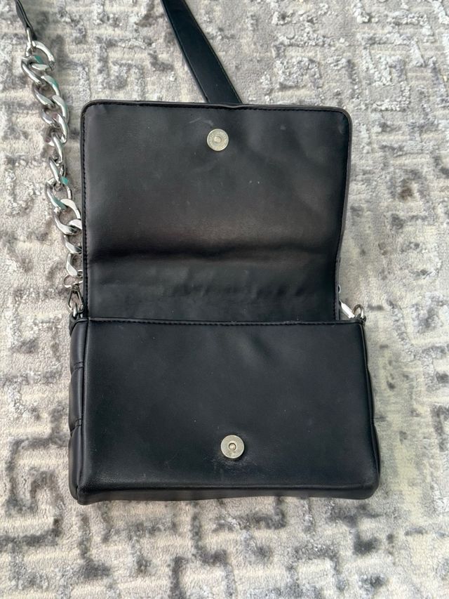 Bolso de hombro negro con cadena plateada