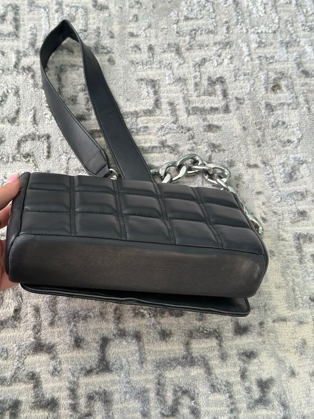 Bolso de hombro negro con cadena plateada