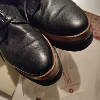 Scarpe in pelle nera con lacci e zeppa