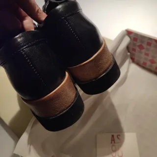 Scarpe in pelle nera con lacci e zeppa