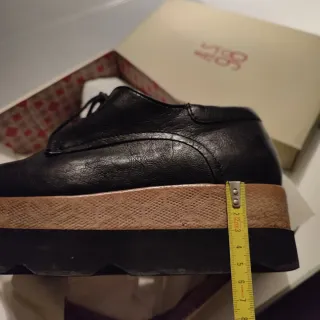 Scarpe in pelle nera con lacci e zeppa