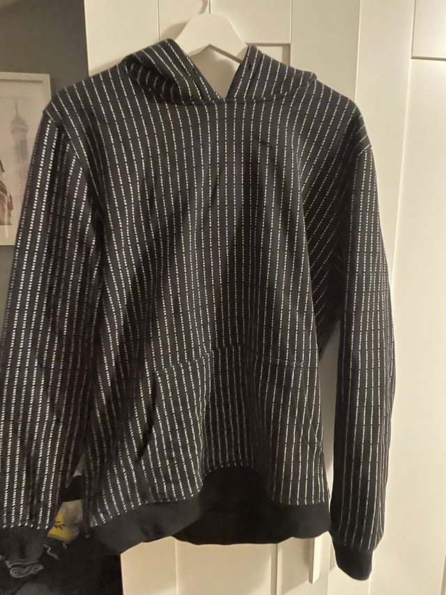 Sudadera con rayas verticales