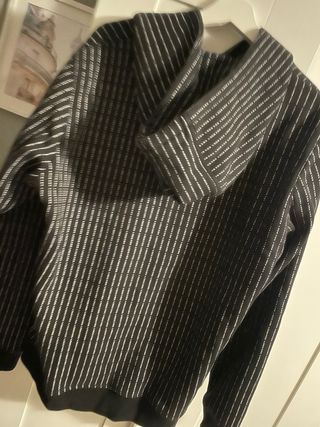 Sudadera con rayas verticales